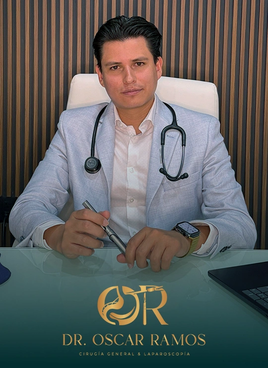 Dr. Oscar Ramos, cirujano general, en su consultorio