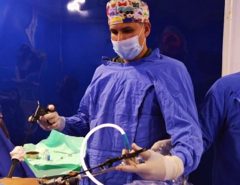Dr. Oscar Ramos durante una cirugía laparoscópica 1
