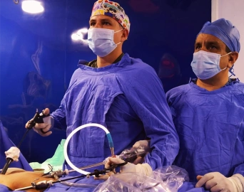 Dr. Oscar Ramos durante una cirugía laparoscópica 2