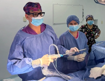 Dr. Oscar Ramos durante una cirugía laparoscópica 3