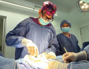 Dr. Oscar Ramos durante una cirugía laparoscópica 4