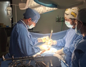 Dr. Oscar Ramos durante una cirugía laparoscópica 5